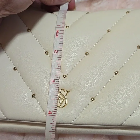 Victoria's Secret Quilted Cream Wrislet Gold Accents With VS Shopping Bag NWT - Picture 11 of 11